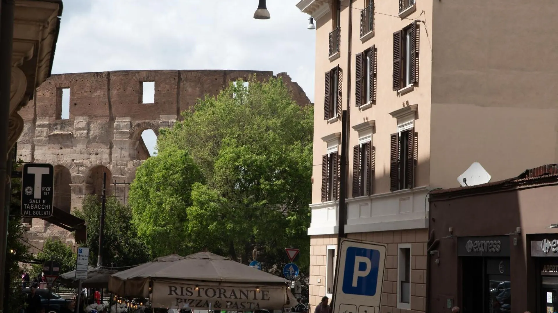 Oliviero - Colosseum View Apartment With Terrace Rome